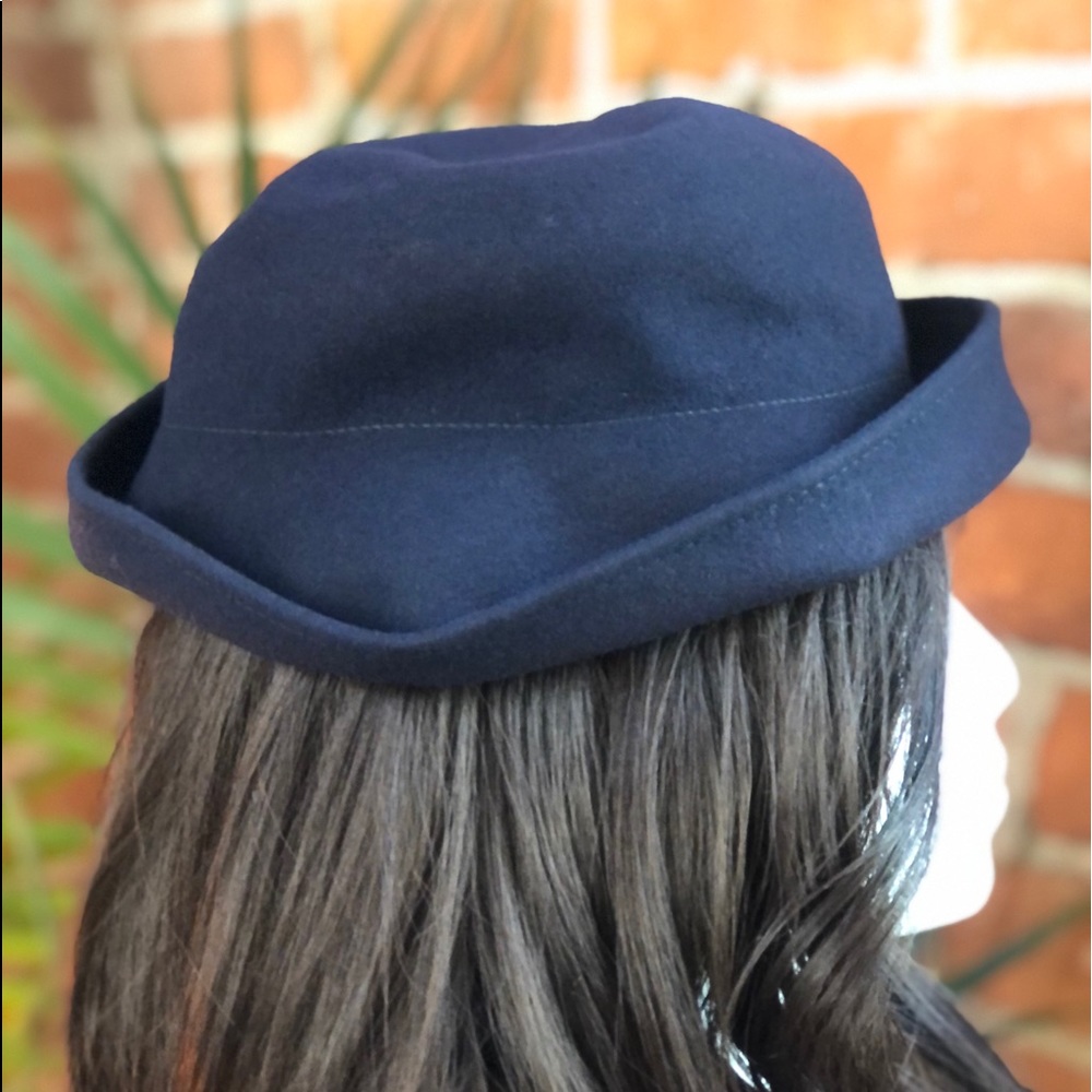 ✨VINTAGE 100% NAVY VIRGIN WOOL